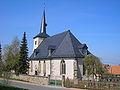 Evangelische Filialkirche „St. Bonifatius“ mit künstlerischer Ausstattung, Kirchhof und Einfriedung