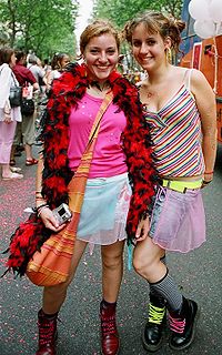 レズビアンのカップル、 フランスの首都パリのプライド・パレードにて、2005年6月