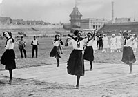 Skladba žen s kroužky na VI. všesokolském sletu v Praze v roce 1912