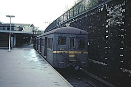 Doppeltriebwagen der Baureihe Z 1500 für Gleichspannungsbetrieb an seitlicher Stromschiene am Bahnsteig der Ligne d’Auteuil (1983)