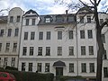 Mietshaus in geschlossener Bebauung mit Vorgarten