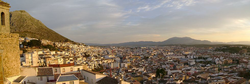 Panorámica de Martos desde el mirador de Santa María de la Villa, donde se observa el crecimiento de la ciudad hacia el suroeste.