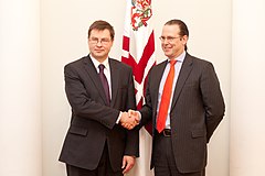 ラトビアのヴァルディス・ドンブロウスキス首相と（2012年2月1日）