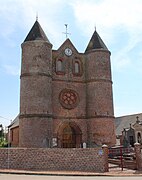 Façade de l'église flanquée de ses deux hautes tours symétriques.