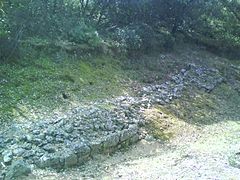 Vista de uno de los tramos de la muralla de Munigua