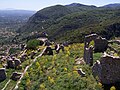 photographie couleurs : ruines dans un paysage de montagne verdoyant