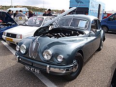 Bristol 401 con el capó abierto