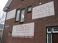 Stjärnorna kvittar det lika. På originalspråket svenska sedan 2003 på en husvägg i hörnet av Van der Waalsstraat / De Sitterlaan i Leiden.