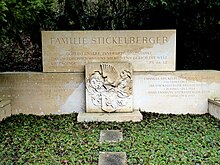 Otto Jsler-Stickelberger (1910–1992), Chemiker in der F. Hoffmann-La Roche AG, über 100 wissenschaftl. Publikationen und Patente. Ehrendoktorate der Univ. Amsterdam 1971 und Basel, Grab auf dem Friedhof Hörnli, Riehen, Basel-Stadt