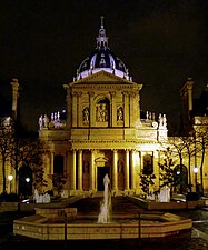 La chapelle Sainte-Ursule de l’université de la Sorbonne, de nuit.