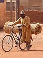 Mężczyzna przewozi towary na rowerze w Wagadugu w Burkina Faso
