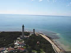 Vue aérienne du phare et de la tour des Baleines.