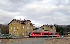 Triebwagen der Erzgebirgsbahn vor dem Empfangsgebäude (März 2008)