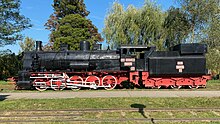 Rumänische Dampflokomotive CFR 50.025 im Freilicht-Dampflokomotiven-Museum in Reșița von links fotografiert