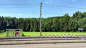 Shelter on platform behind carriageway