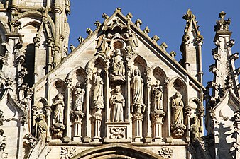 Pignon de façade représentant le Christ entouré de la Vierge, de Marie Madeleine et de Saints.