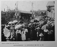 Remise de prix devant la mairie en 1913.