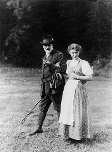 Sigmund y Anna Freud en 1913.