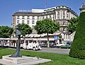 Het Hôtel Beau-Rivage in Genève, met op de voorgrond een standbeeld van de keizerin.