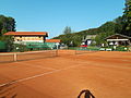 Tennisanlage des WSV Samerberg in Grainbach; Gebäude von rechts nach links: Clubhaus, Talstation des Sessellifts der Hochriesbahn, ehemalige Flugschule Hochries (leerstehend, 2020) Bergrettungszentrum Samerberg