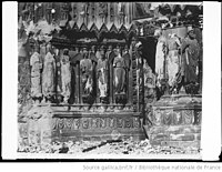Արձանները՝ 1914 թվականի հրդեհից հետո. ժպտացող հրեշտակի գլուխը բացակայում է