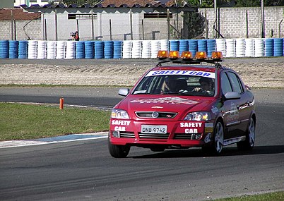 Safety car atua durante corrida da Stock Car Brasil.