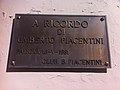 Targa commemorativa a Umberto Piacentini.[3]