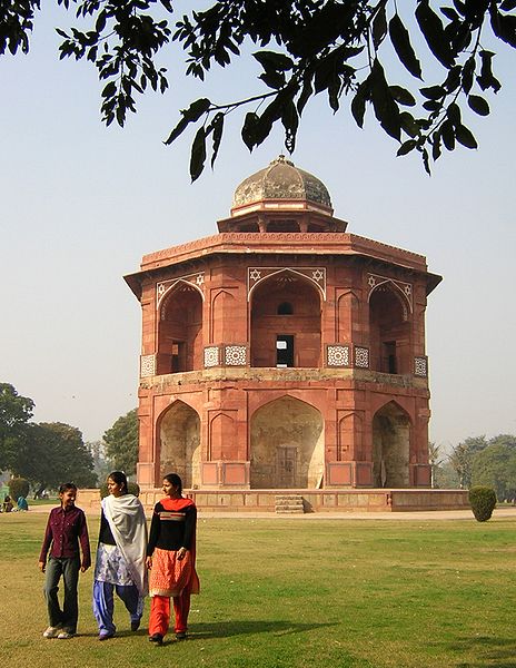 http://upload.wikimedia.org/wikipedia/commons/thumb/8/89/Tomb_in_Purana_Quila_New_Delhi.jpg/464px-Tomb_in_Purana_Quila_New_Delhi.jpg