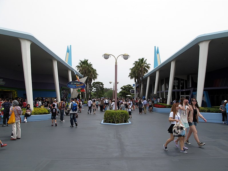 ไฟล์:Tomorrowland at Tokyo Disneyland 201306.jpg
