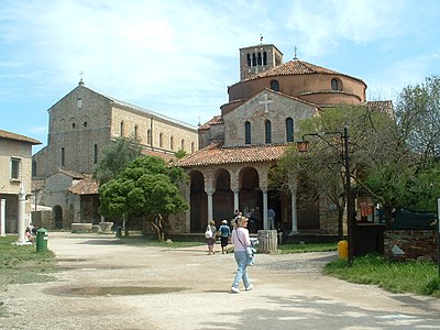 Sveta Marija vnebovzeta (levo) in Santa Fosca (desno)