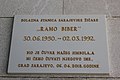 Натпис на долазној станици посвећен чувару првобитне жичаре убијеном за вријеме Рата у БиХ