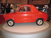 Vespa 400 op het Parijse autosalon van 2004