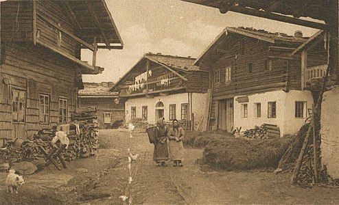 Historická pohlednice ukazuje původní vzhled pavlačí volarských domů před tím, než se v 19. století začaly zdobit vyřezávaným zábradlím.