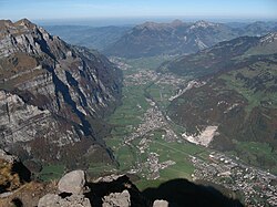 Glarusin taajamat ovat Linthjoen laaksossa.