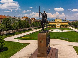 Вигляд площі з пам'ятником Томиславу на передньому і Мистецьким павільйоном на задньому плані, 2019 р.