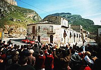 een deelnemer aan de Targa Florio wegrace passeert in Collesano, 1965