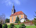 Kirche mit Ausstattung sowie Grabmal der Pfarrer Graun und Ehrlich vor der Kirche