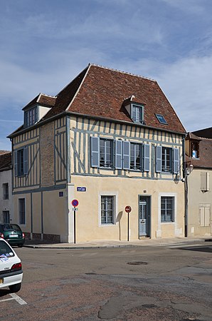 Maison-place-du-Palais-de-Justice-à-Auxerre