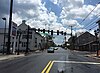 2016-07-19 13 49 12 Вид на юг вдоль американского шоссе 11 и на запад вдоль американского маршрута 211 (улица Конгресса) на Олд Кросс-роуд на Нью-Маркет, округ Шенандоа, Вирджиния.