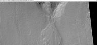HiWish计划下高分辨率成像科学设备拍摄的冲沟特写显示了一条穿过冲积扇的河道。注：这是前一幅阿尔汉格尔斯基撞击坑照片的放大图。