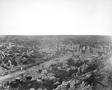 Une vue d’une village en ruines.