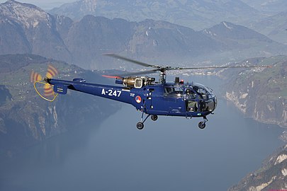 Une Alouette III des Forces aériennes royales néerlandaises survolant le lac des Quatre-Cantons en 2005.