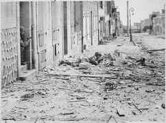 Deux soldats dans une rue.