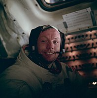 Armstrong dans l'habitacle du module lunaire après la sortie extravéhiculaire