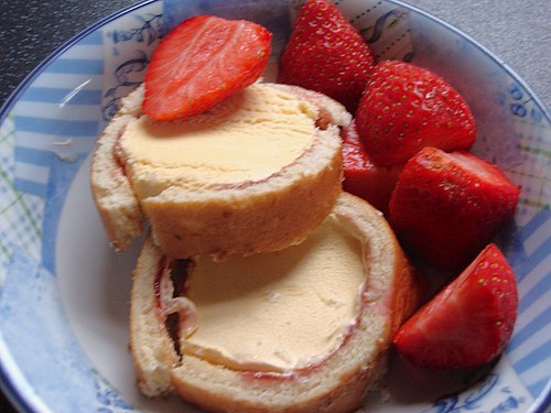 link=https://en.wikibooks.org/wiki/File:Arctic roll.jpg