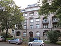 Mietshaus in geschlossener Bebauung mit Vorgarten (gleiche Gestaltung wie Nr. 85)