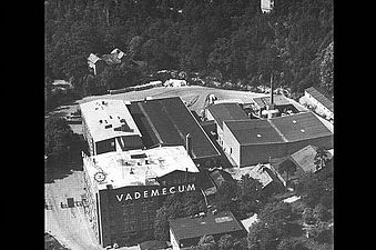 Flygbild över Barnängens område från 1930- eller 1940-talet. Lägg märke till skylten med texten Vademecum på gavelväggen och klockan finns på hustaket. Byggnaderna till höger i bild finns inte längre kvar.