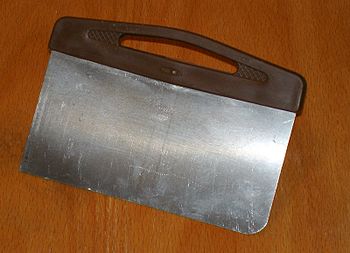 English: Stainless steel bread scraper with pl...