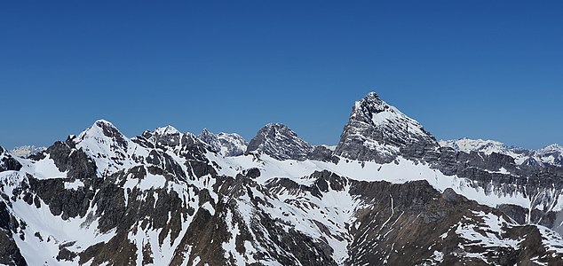 Die Bergüner Stöcke: Piz Salteras, Piz Val Lunga, Piz Mitgel, Tinzenhorn und Piz Ela (v.l.).