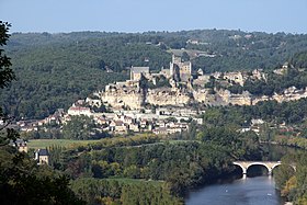 Le château de Beynac, surplombant le village